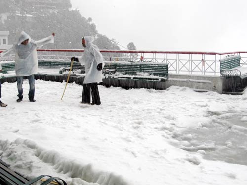 बर्फबारी के बीच 'जय माता दी' की गूंज | विशेष कवरेज