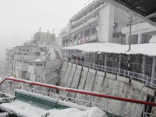 बर्फबारी के बीच 'जय माता दी' की गूंज | विशेष कवरेज