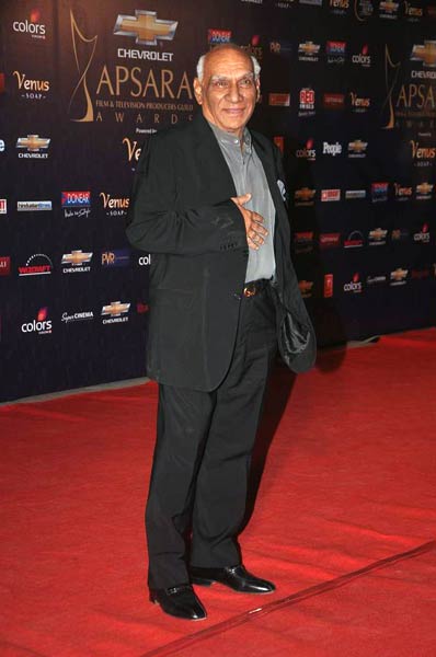 सितारों से सजा अप्सरा अवार्ड समारोह | जिस्‍म दिखाने की होड