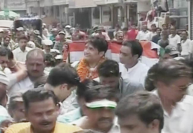 18 फरवरी 2012: तस्‍वीरों में देखें दिनभर की बड़ी खबरें | पढ़ें