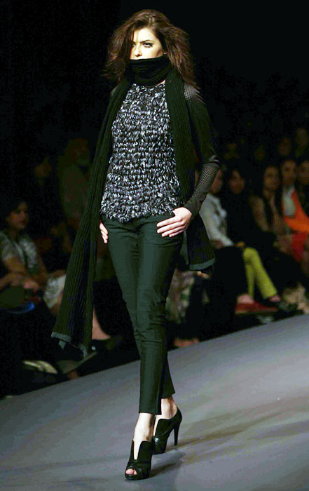 विल्‍स इंडिया फैशन वीक में मॉडलों का धमाल...| अन्‍य तस्‍वीरें