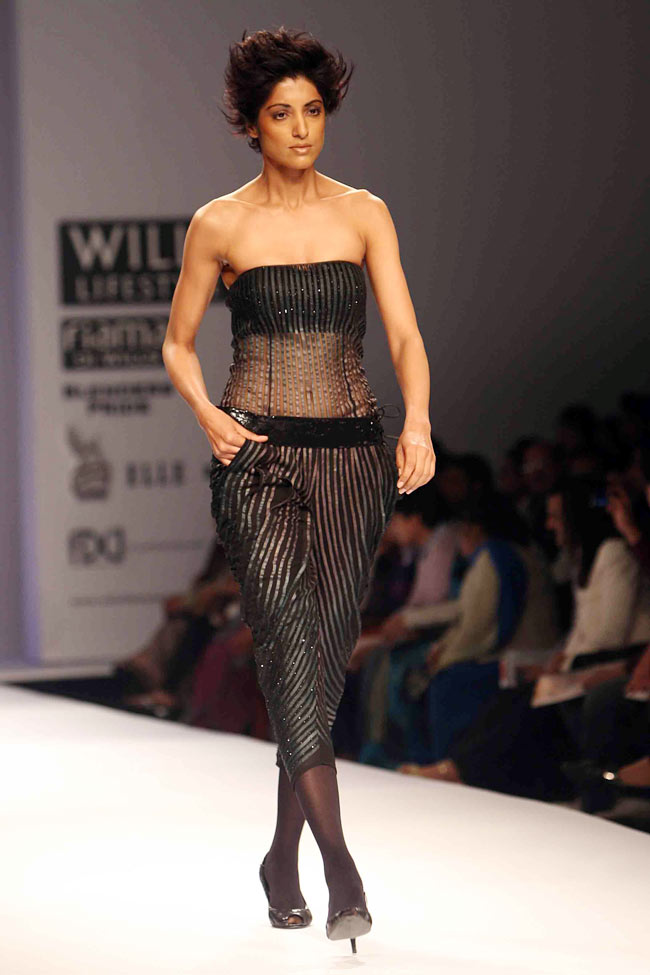 विल्‍स इंडिया फैशन वीक में मॉडलों का धमाल...| अन्‍य तस्‍वीरें