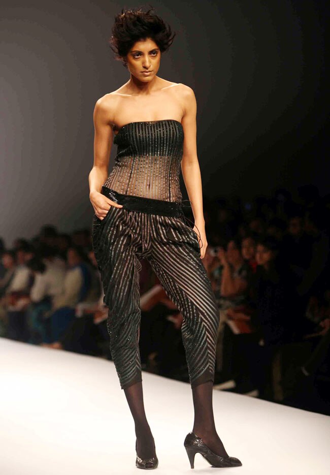 विल्‍स इंडिया फैशन वीक में मॉडलों का धमाल...| अन्‍य तस्‍वीरें