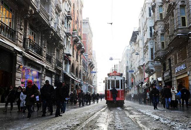 फोटो में देखें कैसे ठंड में ठिठुरा यूरोप