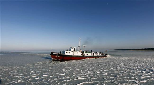 फोटो में देखें कैसे ठंड में ठिठुरा यूरोप