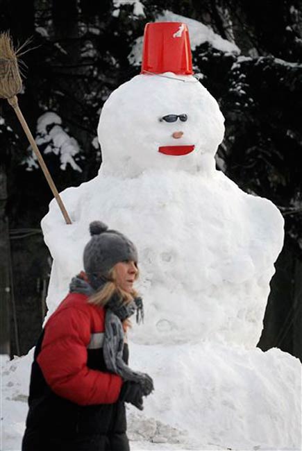 फोटो में देखें कैसे ठंड में ठिठुरा यूरोप