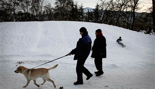 फोटो में देखें कैसे ठंड में ठिठुरा यूरोप