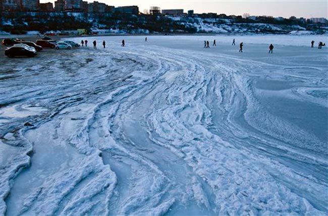 फोटो में देखें कैसे ठंड में ठिठुरा यूरोप