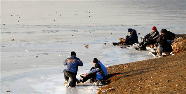 फोटो में देखें कैसे ठंड में ठिठुरा यूरोप