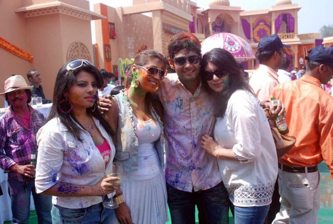 टीवीपुर के सितारों का होली धमाल । सितारों की मस्‍ती