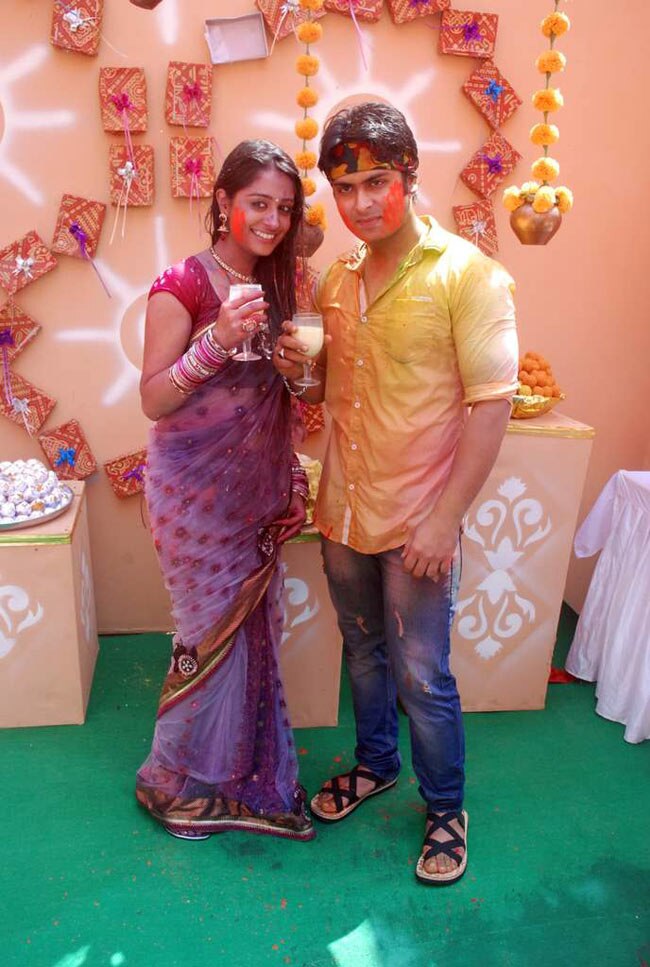 टीवीपुर के सितारों का होली धमाल । सितारों की मस्‍ती