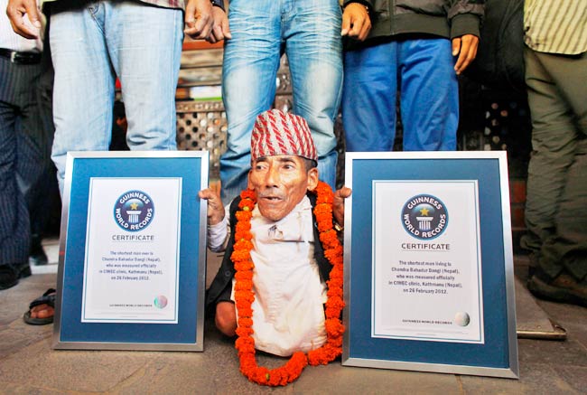दुनिया के सबसे बौने आदमी की तस्‍वीरें