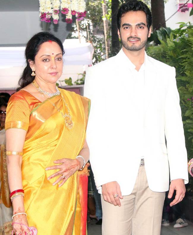 तस्वीरों में देखें ईशा देओल और भरत की सगाई