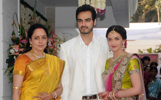 तस्वीरों में देखें ईशा देओल और भरत की सगाई
