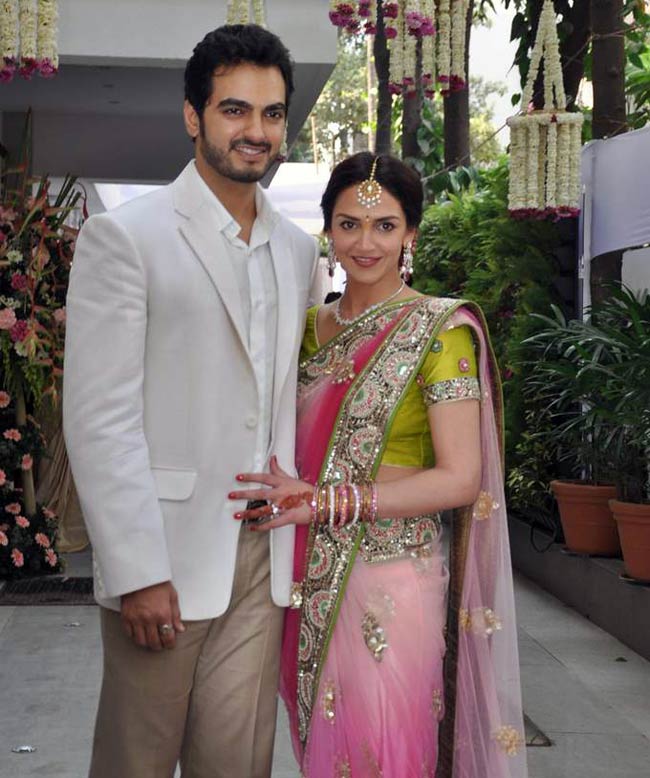 तस्वीरों में देखें ईशा देओल और भरत की सगाई