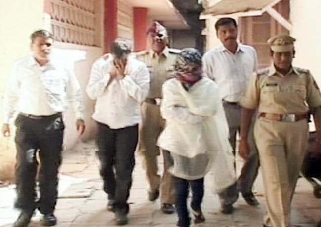 06 फरवरी 2012: तस्‍वीरों में देखें दिनभर की बड़ी खबरें | पढ़ें