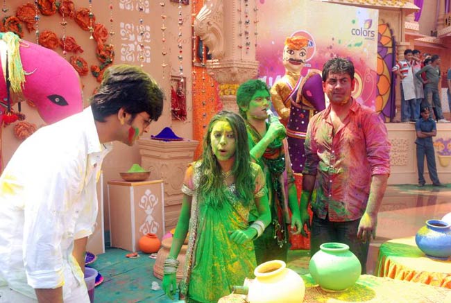 टीवीपुर के सितारों का होली धमाल । सितारों की मस्‍ती