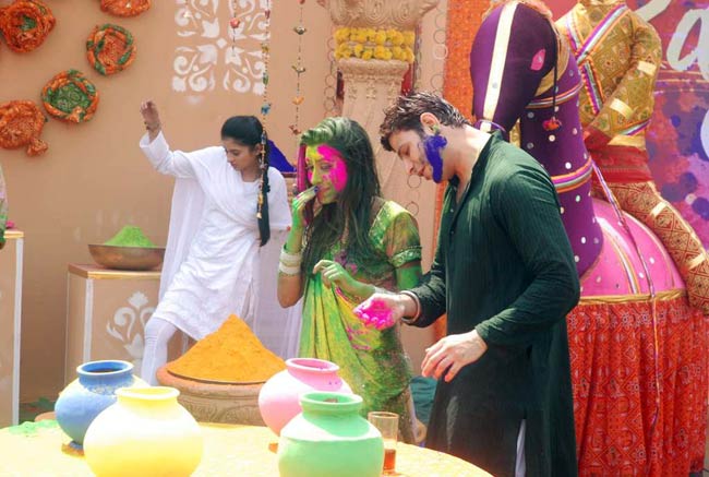 टीवीपुर के सितारों का होली धमाल । सितारों की मस्‍ती