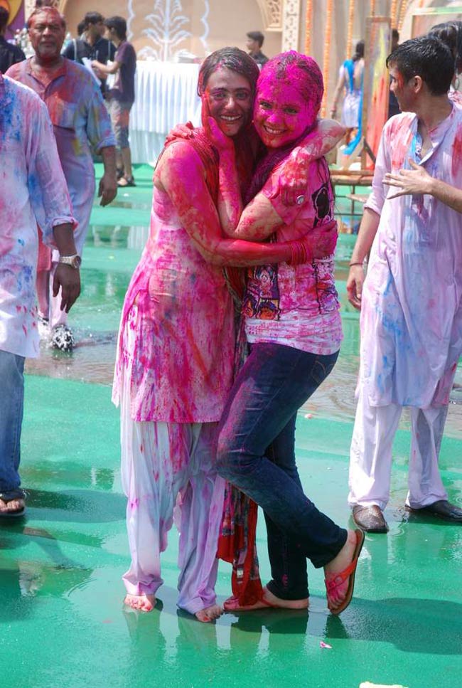 टीवीपुर के सितारों का होली धमाल । सितारों की मस्‍ती