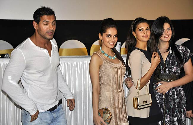 'हाउसफुल-2: द डर्टी डजन' का फर्स्‍ट लुक लॉन्‍च | जिस्‍म दिखाने की होड