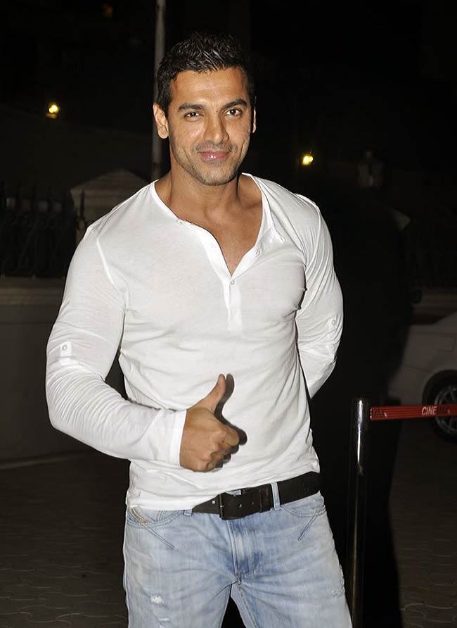 'हाउसफुल-2: द डर्टी डजन' का फर्स्‍ट लुक लॉन्‍च | जिस्‍म दिखाने की होड