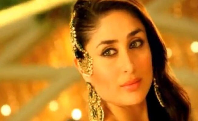 'मुजरे' से कहर ढाती करीना कपूर | रैंप पर 'छम्‍मकछल्लो'