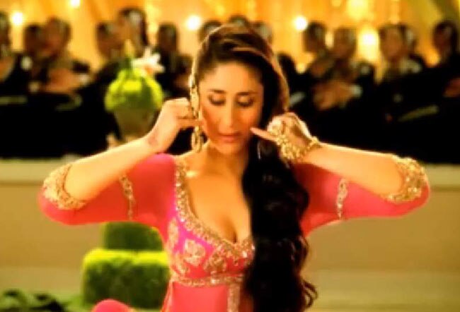 'मुजरे' से कहर ढाती करीना कपूर | रैंप पर 'छम्‍मकछल्लो'