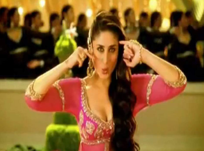 'मुजरे' से कहर ढाती करीना कपूर | रैंप पर 'छम्‍मकछल्लो'