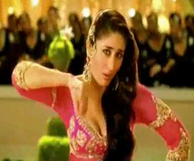 'मुजरे' से कहर ढाती करीना कपूर | रैंप पर 'छम्‍मकछल्लो'