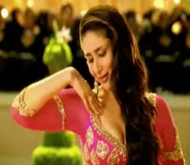 'मुजरे' से कहर ढाती करीना कपूर | रैंप पर 'छम्‍मकछल्लो'