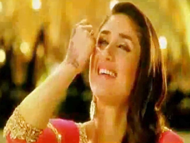 'मुजरे' से कहर ढाती करीना कपूर | रैंप पर 'छम्‍मकछल्लो'