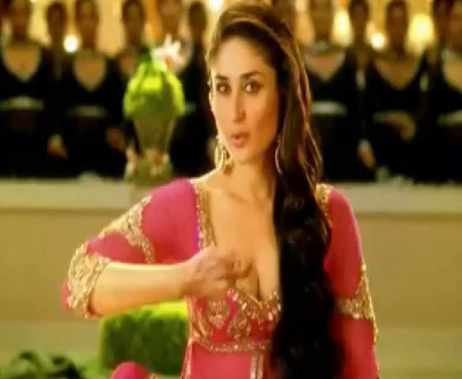 'मुजरे' से कहर ढाती करीना कपूर | रैंप पर 'छम्‍मकछल्लो'