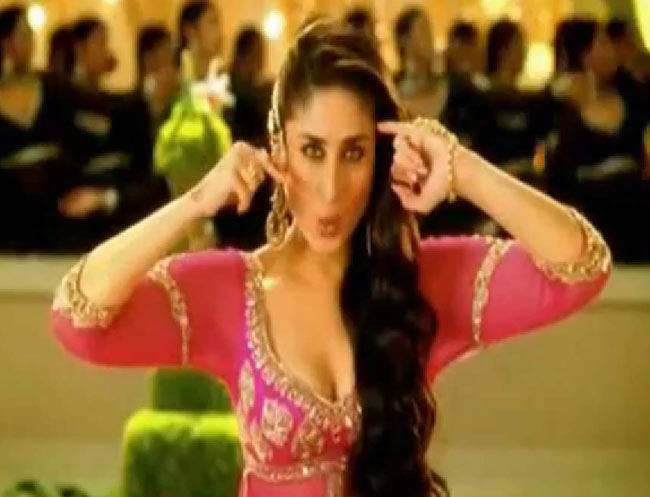 'मुजरे' से कहर ढाती करीना कपूर | रैंप पर 'छम्‍मकछल्लो'