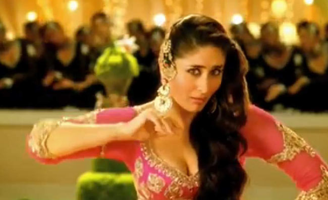 'मुजरे' से कहर ढाती करीना कपूर | रैंप पर 'छम्‍मकछल्लो'