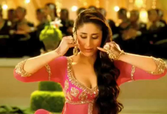 'मुजरे' से कहर ढाती करीना कपूर | रैंप पर 'छम्‍मकछल्लो'