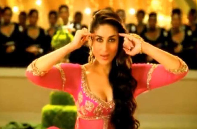 'मुजरे' से कहर ढाती करीना कपूर | रैंप पर 'छम्‍मकछल्लो'