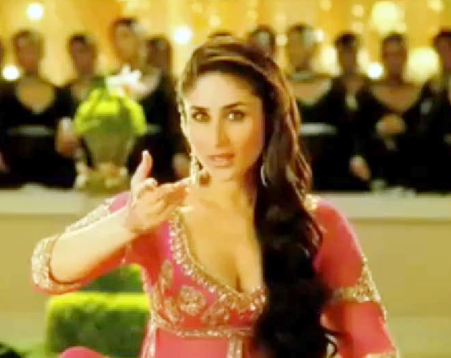 'मुजरे' से कहर ढाती करीना कपूर | रैंप पर 'छम्‍मकछल्लो'