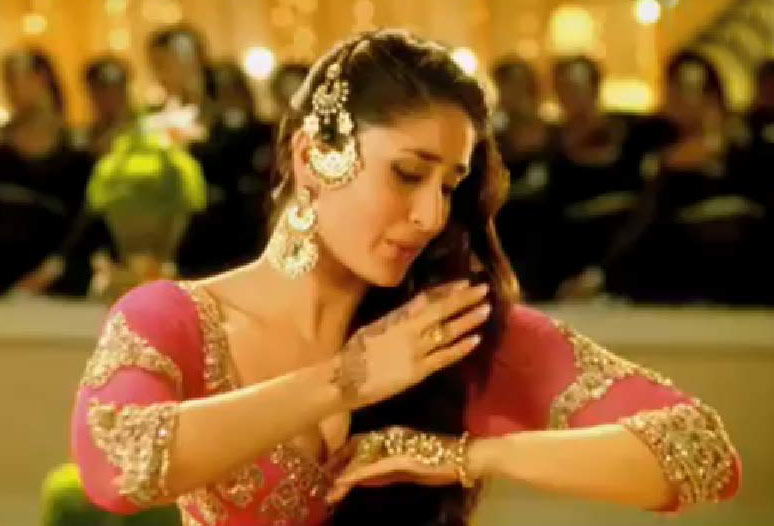 'मुजरे' से कहर ढाती करीना कपूर | रैंप पर 'छम्‍मकछल्लो'