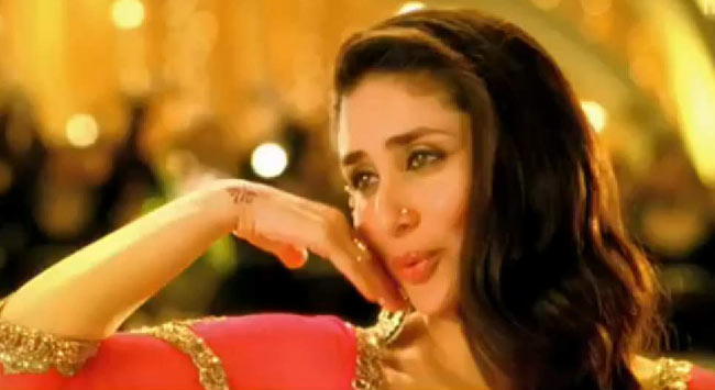 'मुजरे' से कहर ढाती करीना कपूर | रैंप पर 'छम्‍मकछल्लो'