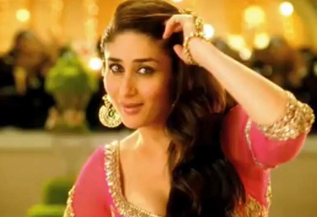 'मुजरे' से कहर ढाती करीना कपूर | रैंप पर 'छम्‍मकछल्लो'