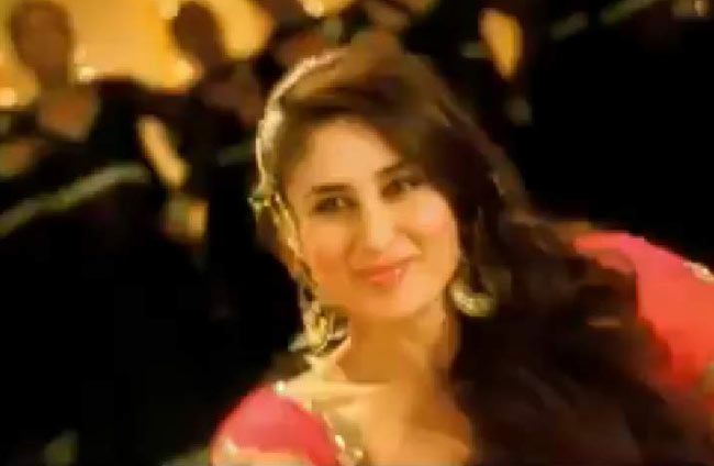 'मुजरे' से कहर ढाती करीना कपूर | रैंप पर 'छम्‍मकछल्लो'