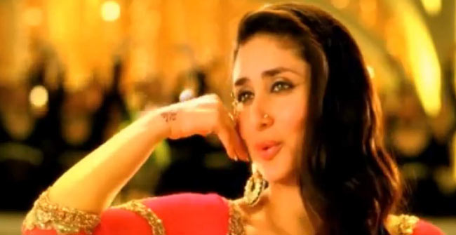 'मुजरे' से कहर ढाती करीना कपूर | रैंप पर 'छम्‍मकछल्लो'