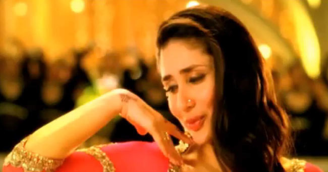 'मुजरे' से कहर ढाती करीना कपूर | रैंप पर 'छम्‍मकछल्लो'