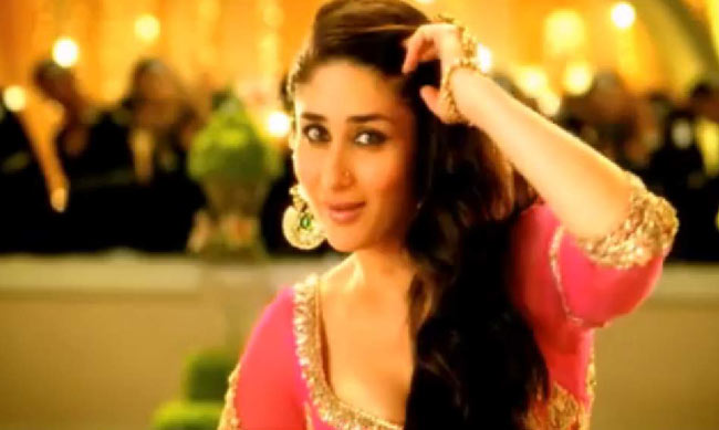 'मुजरे' से कहर ढाती करीना कपूर | रैंप पर 'छम्‍मकछल्लो'