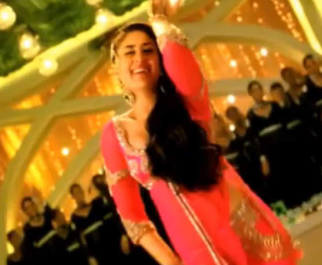 'मुजरे' से कहर ढाती करीना कपूर | रैंप पर 'छम्‍मकछल्लो'