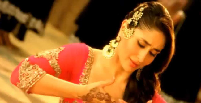 'मुजरे' से कहर ढाती करीना कपूर | रैंप पर 'छम्‍मकछल्लो'