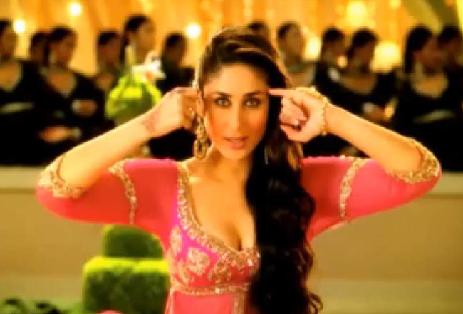 'मुजरे' से कहर ढाती करीना कपूर | रैंप पर 'छम्‍मकछल्लो'