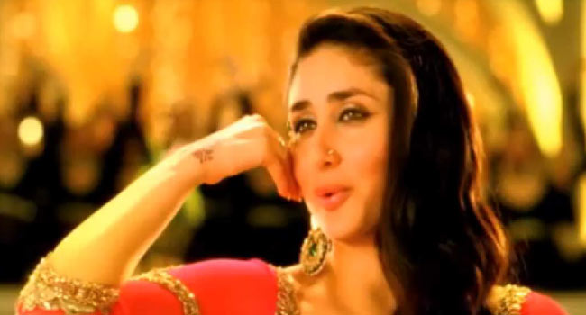 'मुजरे' से कहर ढाती करीना कपूर | रैंप पर 'छम्‍मकछल्लो'