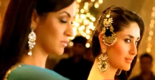 'मुजरे' से कहर ढाती करीना कपूर | रैंप पर 'छम्‍मकछल्लो'