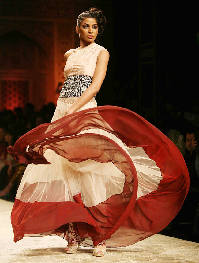 WIFW: मनीष मल्‍होत्रा ने दिल्‍ली में बिखेरा कश्‍मीर का जादू